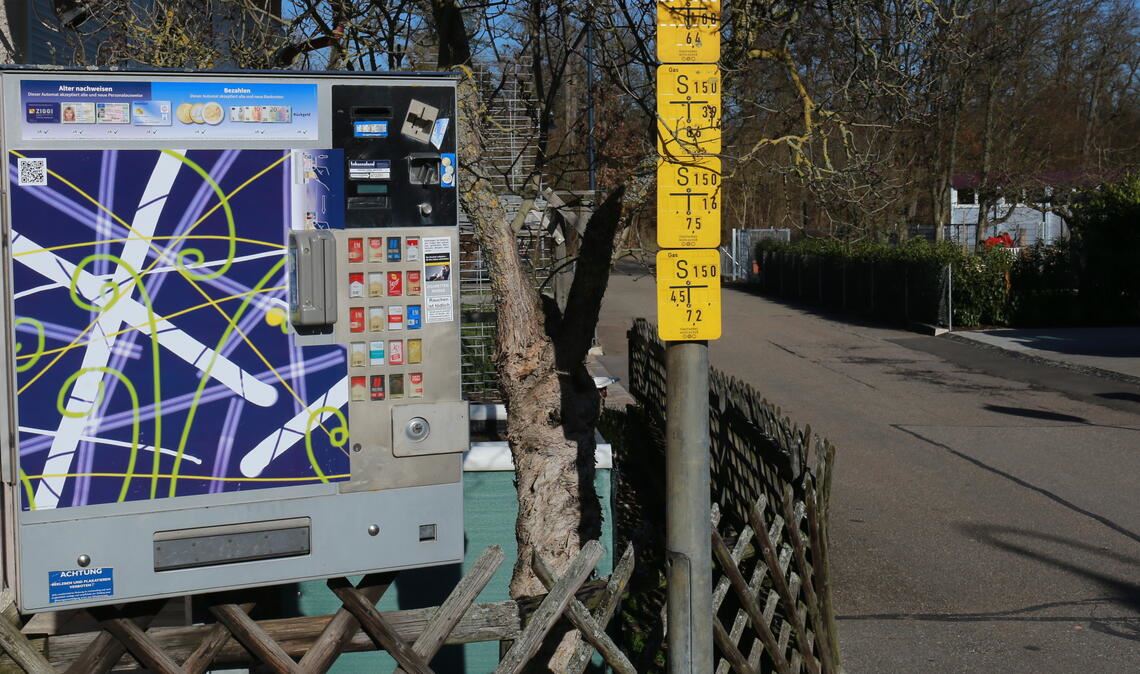 In unmittelbarer Nähe der Heidenwäldle-Grundschule steht dieser Zigarettenautomat an der Königsberger Straße. Foto: Goertz