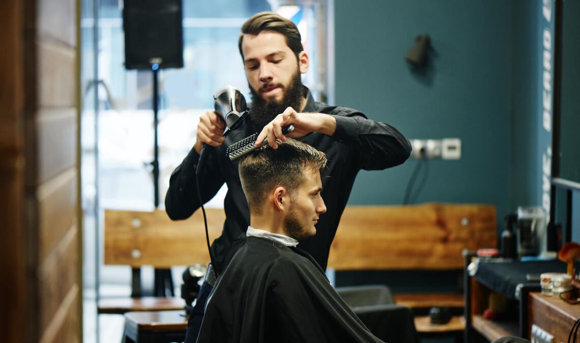 In unsicheren Zeiten sparen viele Verbraucherinnen und Verbraucher beim Friseurbesuch. Dabei ist auch dieses Handwerk von steigenden Einkaufspreisen betroffen. Foto: amixstudio stock.adobe.com