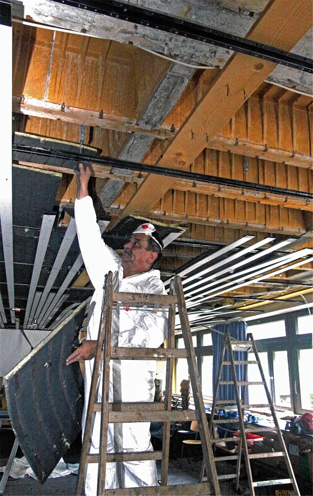 In vielen Klassenzimmern werden momentan die Deckenverkleidungen runtergerissen und die Elektrik erneuert. Foto: Goertz