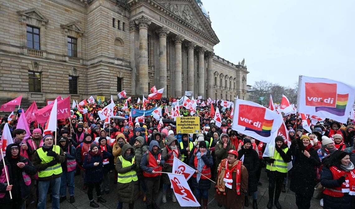 In vielen Städten demonstrierten Lehrkräfte und andere Landesbeschäftigte bei der Vorgängerrunde 2023 für die damalige Forderung 10,5 Prozent mehr Gehalt - etwa in Leipzig. (Archivfoto)