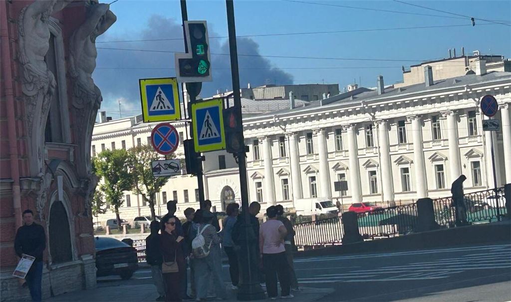 In weiten Teilen der Millionenstadt an der Newa waren nach dem ukrainischen Angriff Rauchschwaden zu sehen.