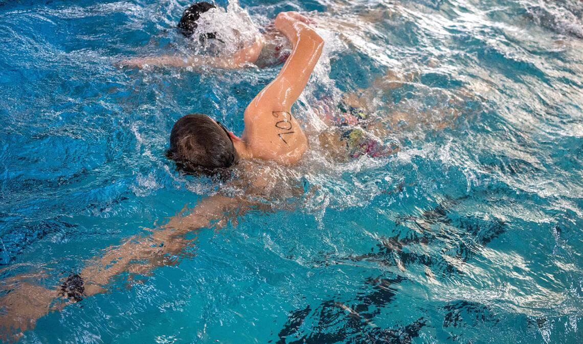 In welchem Schwimmstil die Teilnehmerinnen und Teilnehmer die Bahnen bewältigen, ist ihnen überlassen – erlaubt ist alles, was einen über Wasser hält.