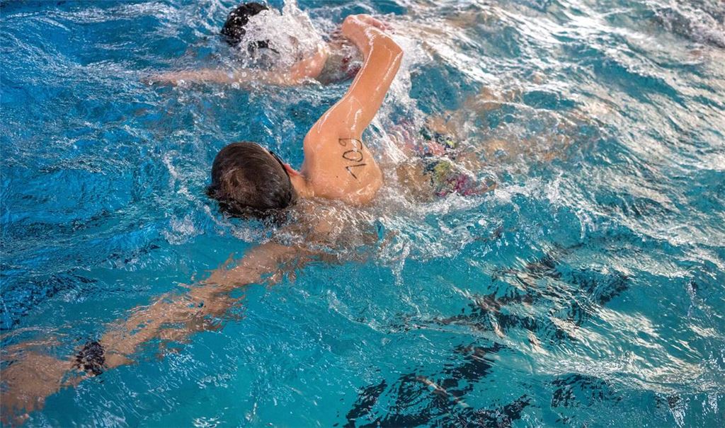In welchem Schwimmstil die Teilnehmerinnen und Teilnehmer die Bahnen bewältigen, ist ihnen überlassen – erlaubt ist alles, was einen über Wasser hält.