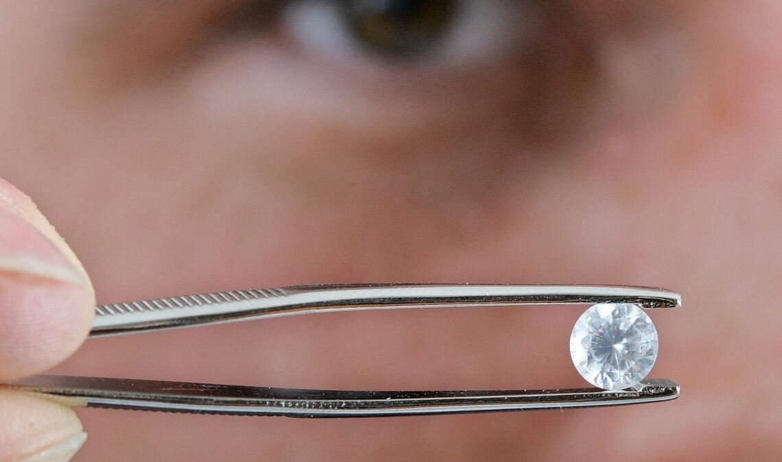 In zwei Bundesländern ist es erlaubt, einen Teil der Totenasche zu einem Diamanten zu verarbeiten. (Archivbild)