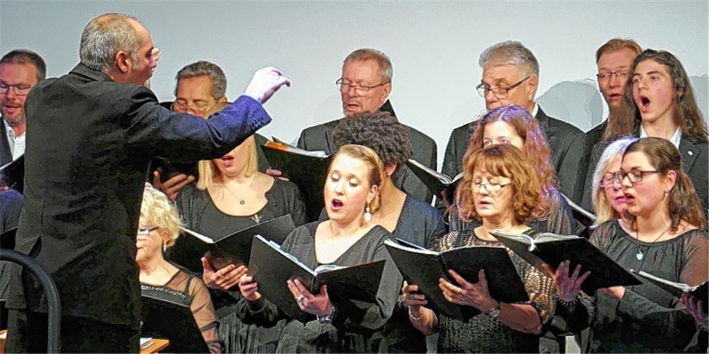 Inbrünstig, die Liebe zu Opern in die Stadthalle tragend: der Extrachor des Pforzheimer Stadttheaters unter Leitung von Alexandros Diamantis begeistert Hunderte von Zuhörern. Roth