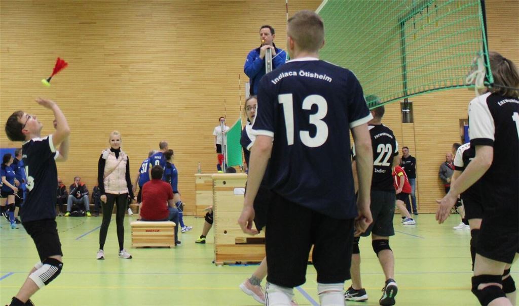 Indiaca ist ein Sport für Jung und Alt – in der Ötisheimer Öläckerhalle stellen die Gastgeber von Indiaca Ötisheim gleich mehrere Mannschaften. Foto: Gießler