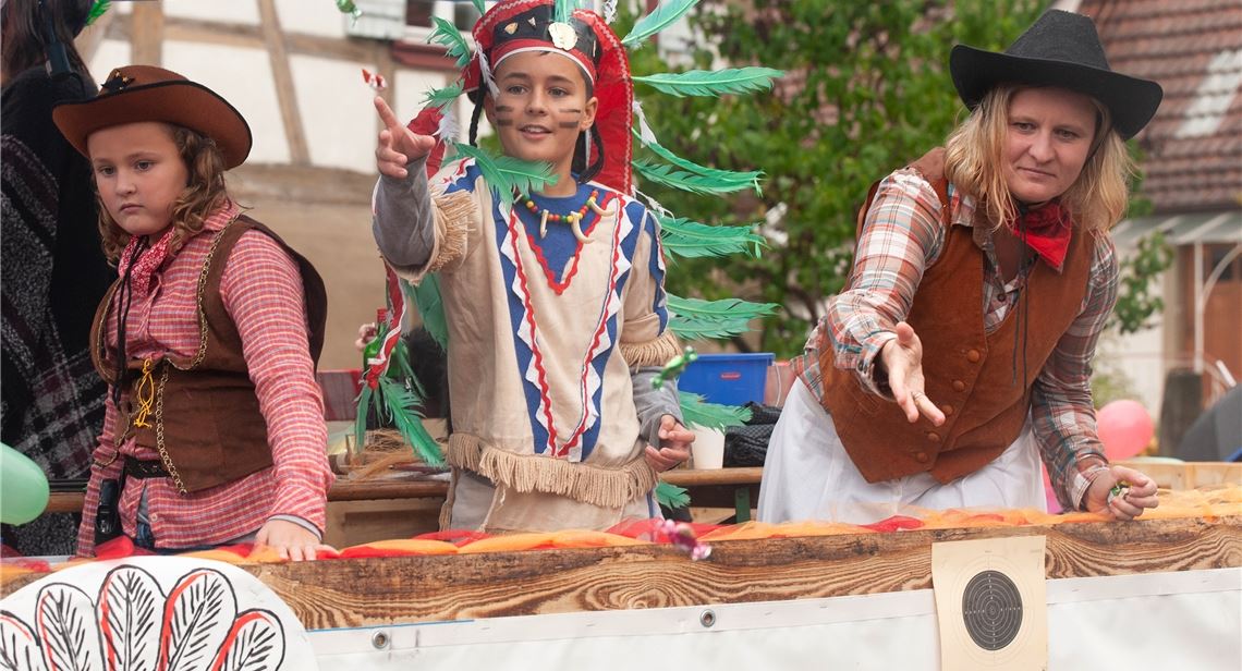 Indianer und Cowgirls sorgen dafür, dass vom Wagen des Schützenvereins Ölbronn beim Erntedankumzug die Bonbons fliegen. Fotos: Fotomoment