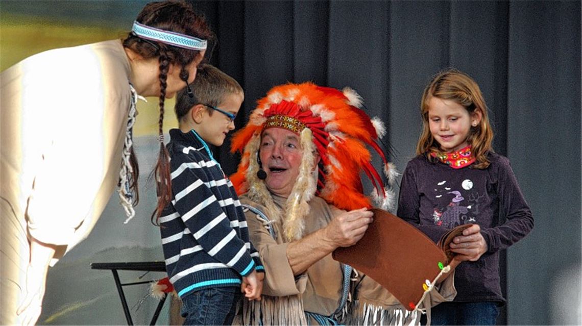 Magier verwandelt eine Cola-Flasche