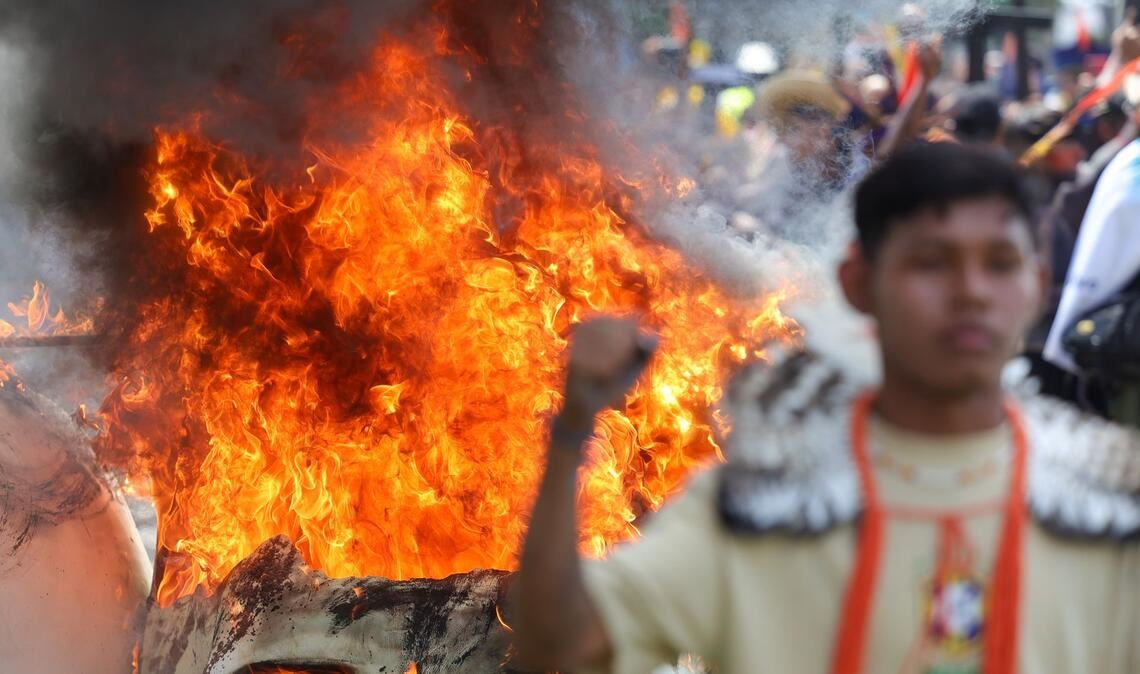 Indigene nehmen in Brasília während des jährlichen „Acampamento Terra Livre“ (Camp freie Erde) an einer Kundgebung teil.