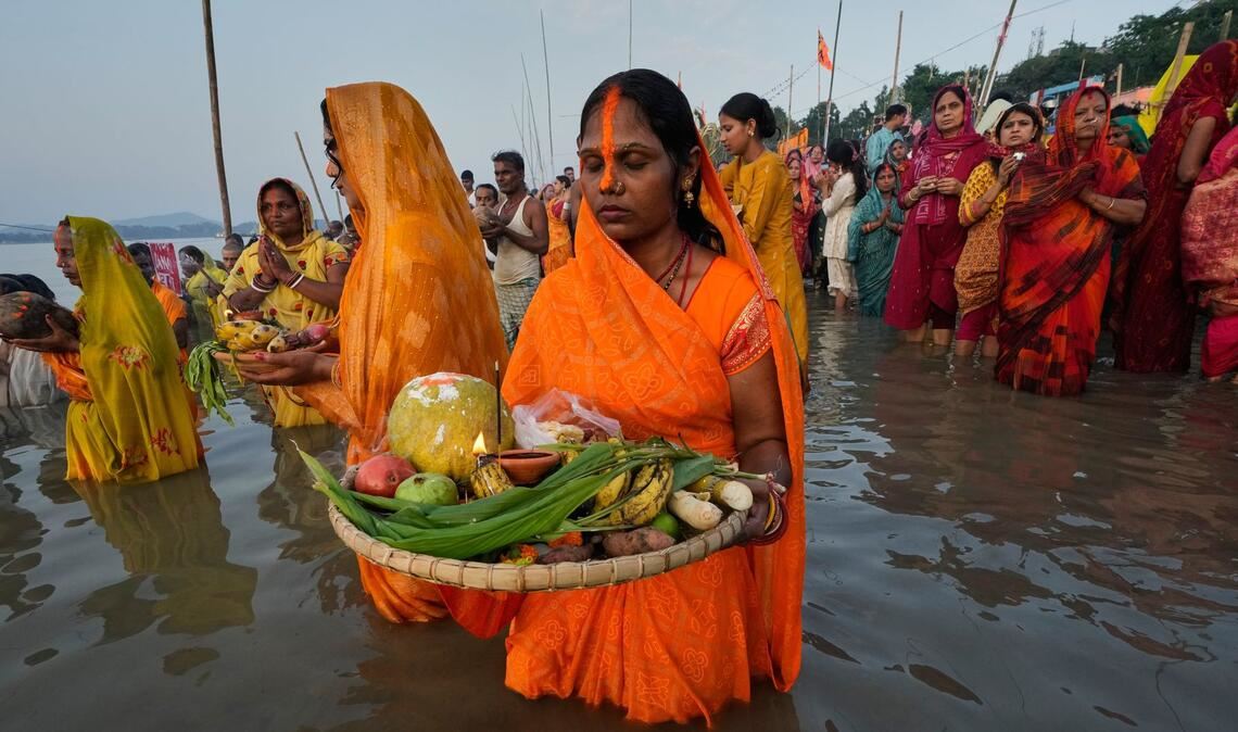 Indische Hindu-Anhänger führen während des Chhath Puja-Festes Rituale im Fluss Brahmaputra durch.