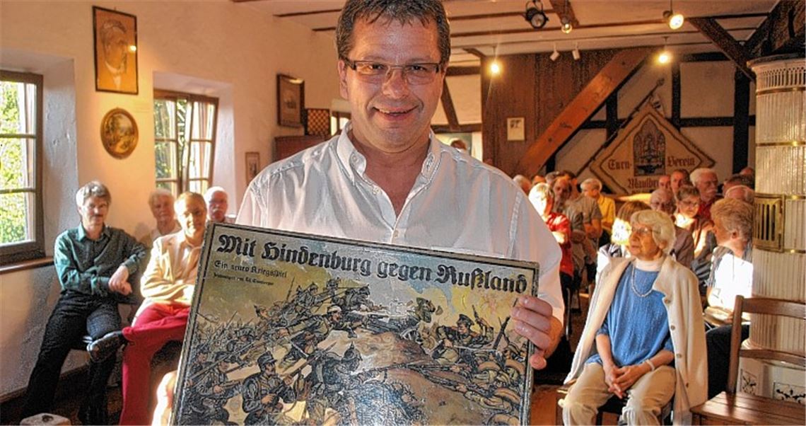 Indiz für die Stimmungslage kurz vor der Katastrophe: Bürgermeister Andreas Felchle zeigt ein „Gesellschaftsspiel“ in kriegerischer Aufmachung. 