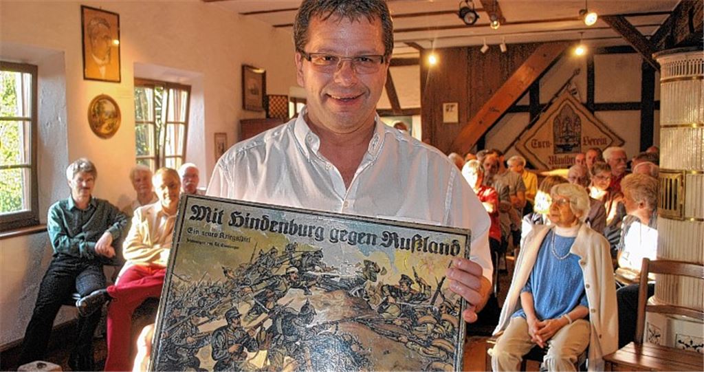 Indiz für die Stimmungslage kurz vor der Katastrophe: Bürgermeister Andreas Felchle zeigt ein „Gesellschaftsspiel“ in kriegerischer Aufmachung. 