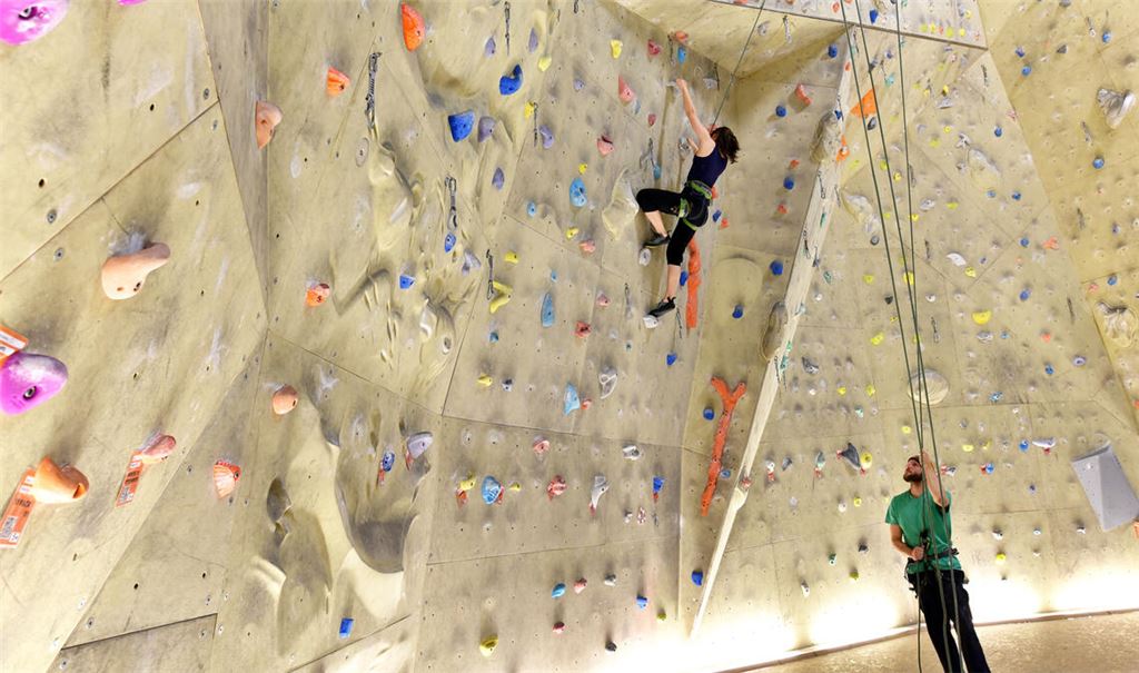 Indoor-Klettern erfreut sich nach wie vor großer Beliebtheit. Foto: AdobeStock/industrieblick
