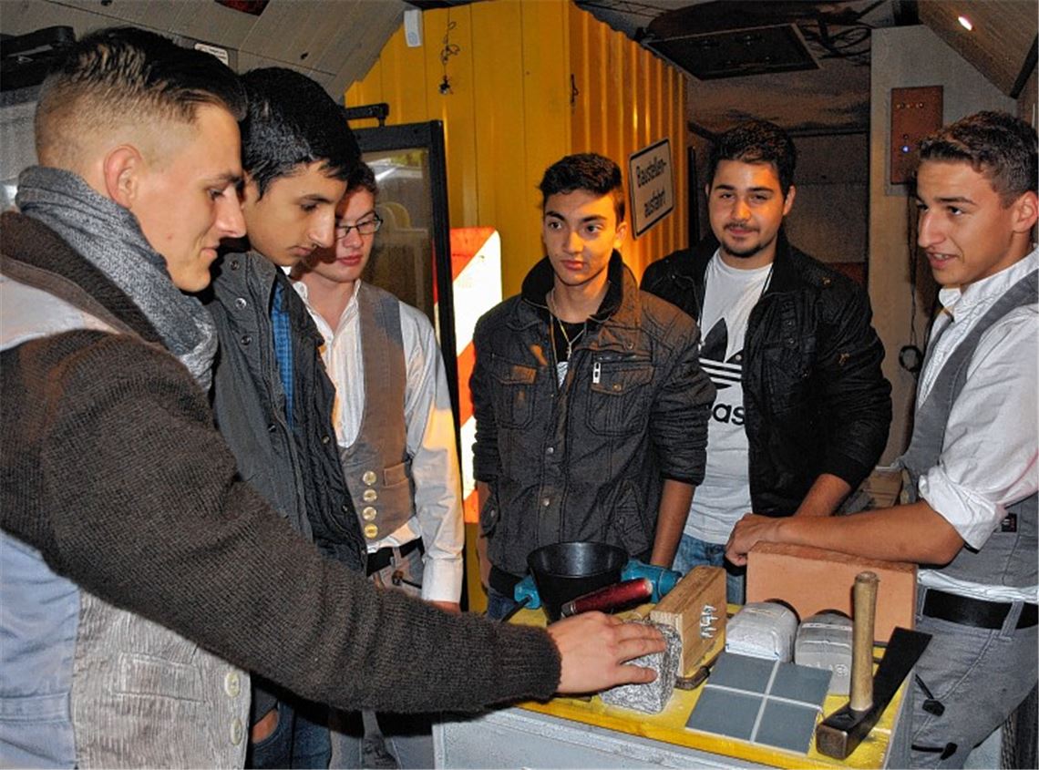 Information zur Ausbildung in Bauberufen aus erster Hand. Fotos: Stahlfeld