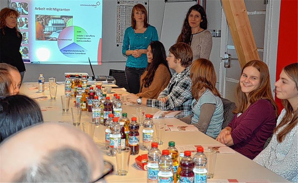 Informationen aus erster Hand: Schüler beim Verein Miteinanderleben.