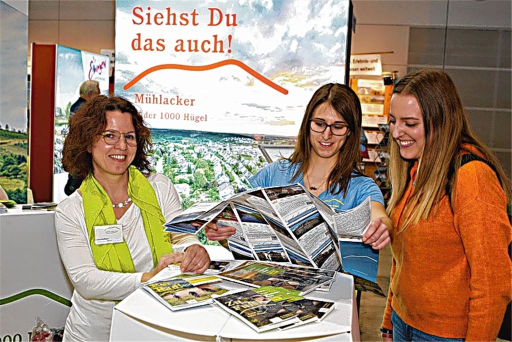 Informationen aus erster Hand erhalten Wanderbegeisterte, Fahrradfahrer und Besenfreunde am Stand „Land der 1000 Hügel“. Foto: Keller