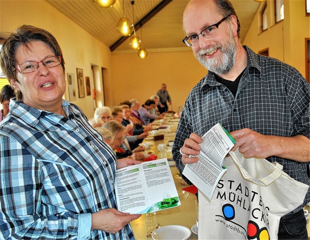 Informationen aus erster Hand für den Seniorenclub: Stadtbus-Experte Rolf Aichelberger (mit Organisatorin Helga Gräßle) referiert im Lomersheimer Gemeindehaus.