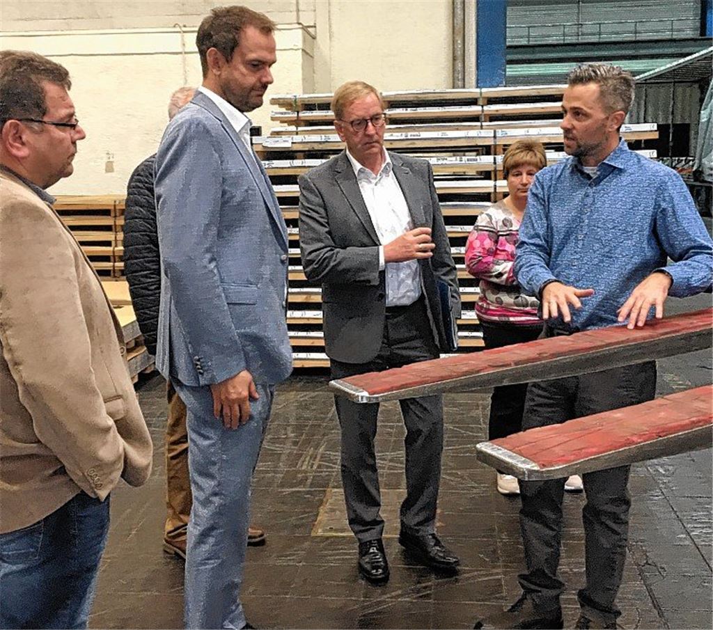 Landrat informiert sich in zwei Illinger Betrieben