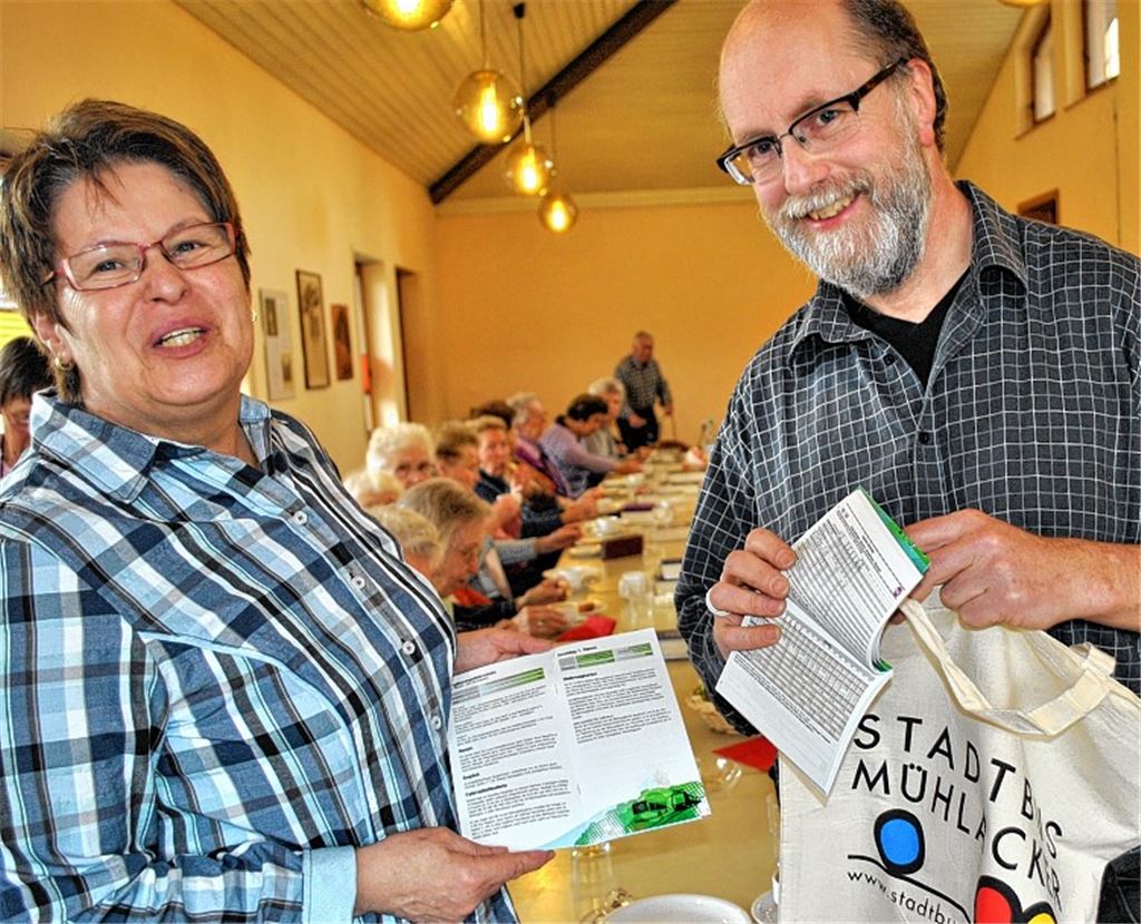 Informationen für den Seniorenclub und die Organisatorin Helga Gräßle aus erster Hand: Rolf Aichelberger von den Stadtwerken referiert im Gemeindehaus. Foto: Stahlfeld