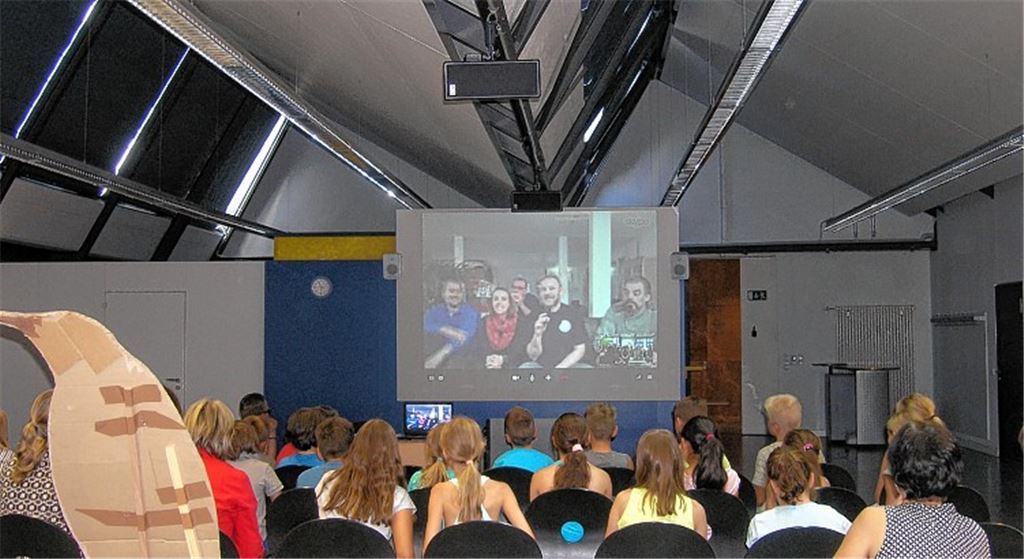 Informationen live aus der Antarktis: Im Saal des Dienstleistungszentrums Komm-In lauschen die Grundschüler gespannt den Forschern des Alfred-Wegener Instituts.