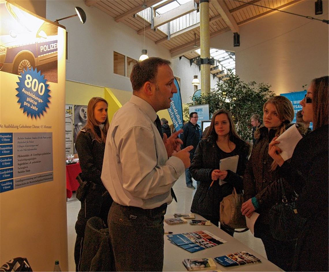 Informationen zu Berufen der unterschiedlichsten Art: Auch die Polizei (Bild li.) ist mit einem Stand auf der Ausbildungsbörse an der Knittlinger Faust-Schule vertreten.