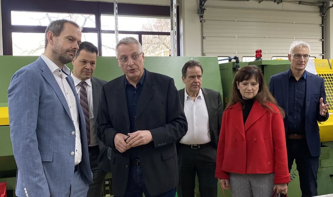 Informieren sich aus erster Hand: Landrat Bastian Rosenau (v. li.), Bürgermeister Aaron Treut, Geschäftsführer Ulrich Renner, Professor Dr. Ulrich Jautz, Annette Hanfstein und Geschäftsführer Dr. Martin Renner im Gespräch. Foto: Enzkreis/Enke