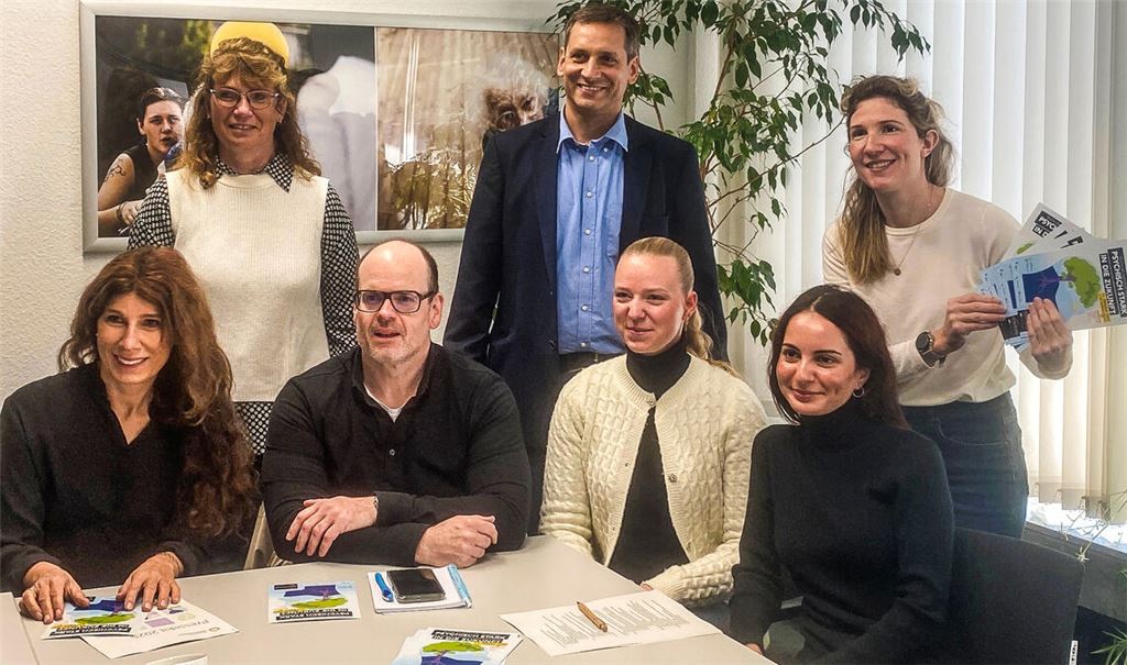 Informieren über das Angebot des Aktionstags am Samstag in der Schlössle-Galerie in Pforzheim: Katja Kreeb Sozialdezernentin des Enzkreises, Joachim Hülsmann, Leiter des Jugend- und Sozialamts Pforzheim, Anne Marie Rouvière-Petruzzi, Beauftragte für die Belange für Menschen mit Behinderungen im Enzkreis, Seda Budak, Sozialplanung der Stadt Pforzheim (vorne, v. li.) sowie Isolde Jenc vom Caritasverband Pforzheim, Timo Münch von der Diakonie Enzkreis und Lucy Herb, Sozialplanung, Enzkreis (hinten v. li.). Foto: Weber