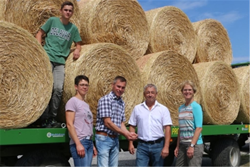 Informieren über die Ernte (v.li.): Philipp, Jutta und Frank Zengerle, Jörg Schneider von der ZG Raiffeisen und Corinna Benkel, die Leiterin des Landwirtschaftsamtes. Foto: Willimek