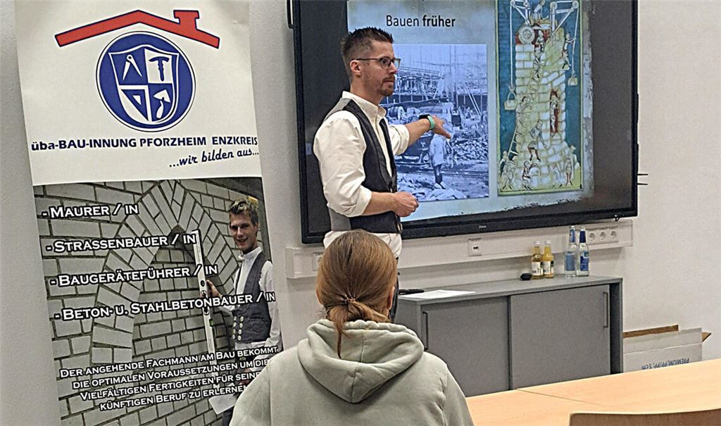 Informiert die Klassen über die Bauberufe: Ausbildungsmeister Fabian Bartz. Foto: privat