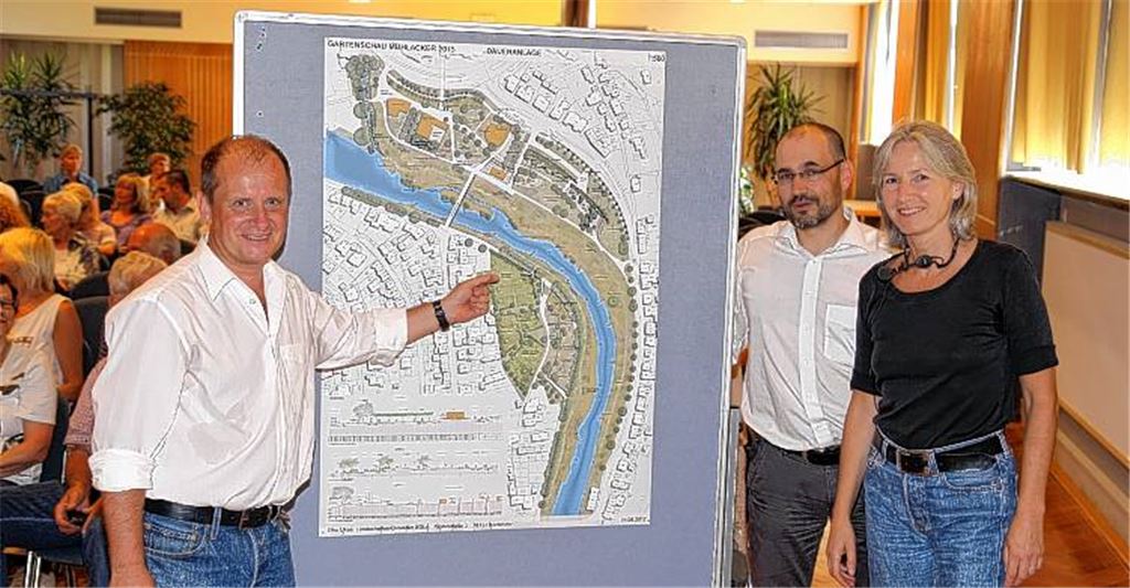 Informierten beim gestrigen Infoabend im Uhlandbau (v. li.): Bürgermeister Winfried Abicht, Bau- und Planungsamtsleiter Armin Dauner und Planerin Elke Ukas.