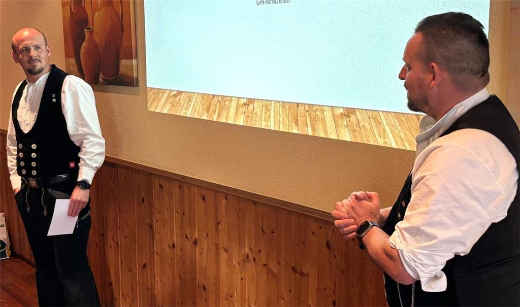 Informierten über aktuelle Themen: der Prüfungsausschussvorsitzende Kim Roßmanith (li.) und Innungsobermeister Patrick Vester. Foto: Peche
