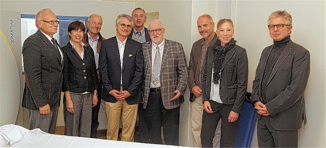 Informierten über die künftige Zusammenarbeit: Landrat Karl Röckinger, die Ärzte Oda von Kügelgen, Karl Schnabel, Christian Steinbrück, Bruno Elkes, Peter Metz, Johannes Clemens, Regionalgeschäftsführerin Katrin Kern und Geschäftsführer Jörg Martin.