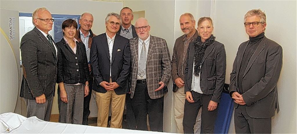 Informierten über die künftige Zusammenarbeit: Landrat Karl Röckinger, die Ärzte Oda von Kügelgen, Karl Schnabel, Christian Steinbrück, Bruno Elkes, Peter Metz, Johannes Clemens, Regionalgeschäftsführerin Katrin Kern und Geschäftsführer Jörg Martin.