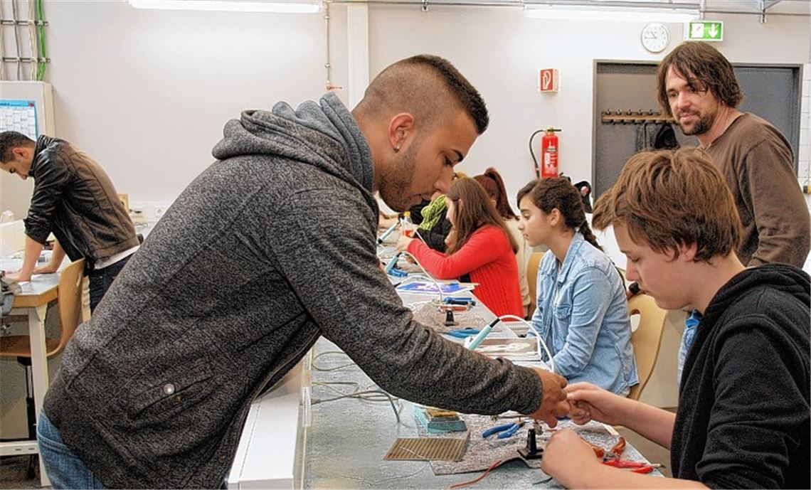 Infotag an der Mörikeschule: Gäste aus Firmen stellen Schülern ihren Beruf vor.