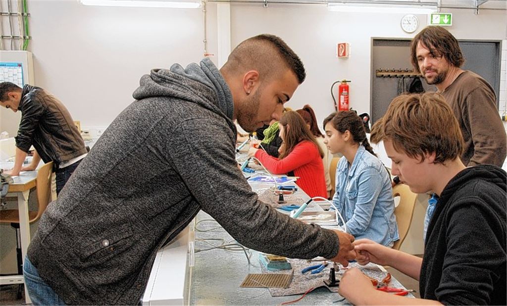 Infotag an der Mörikeschule: Gäste aus Firmen stellen Schülern ihren Beruf vor.