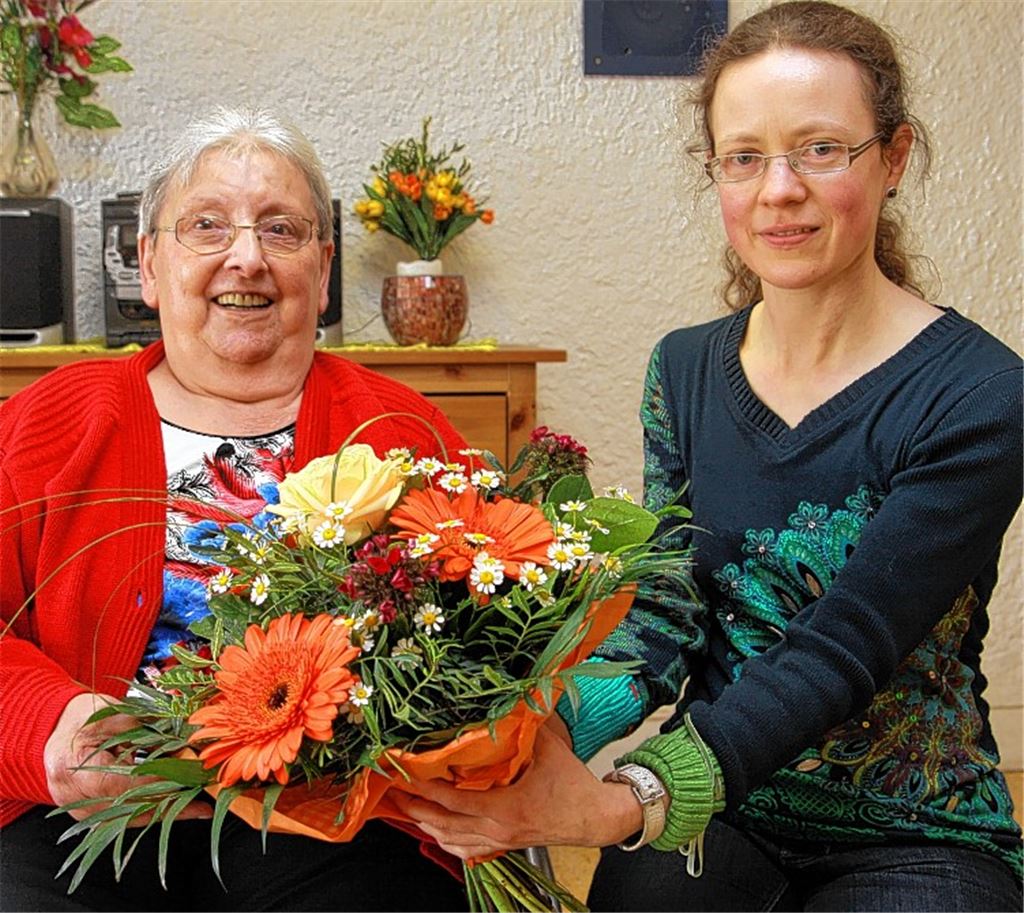 Inge Altinger freut sich über den Strauß von MT-Redakteurin Carolin Becker.