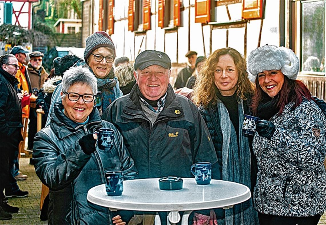 Inge, Bärbel, Knuth, Iris und Elke haben ihren Spaß beim Silvestertreff. Foto: Fotomoment