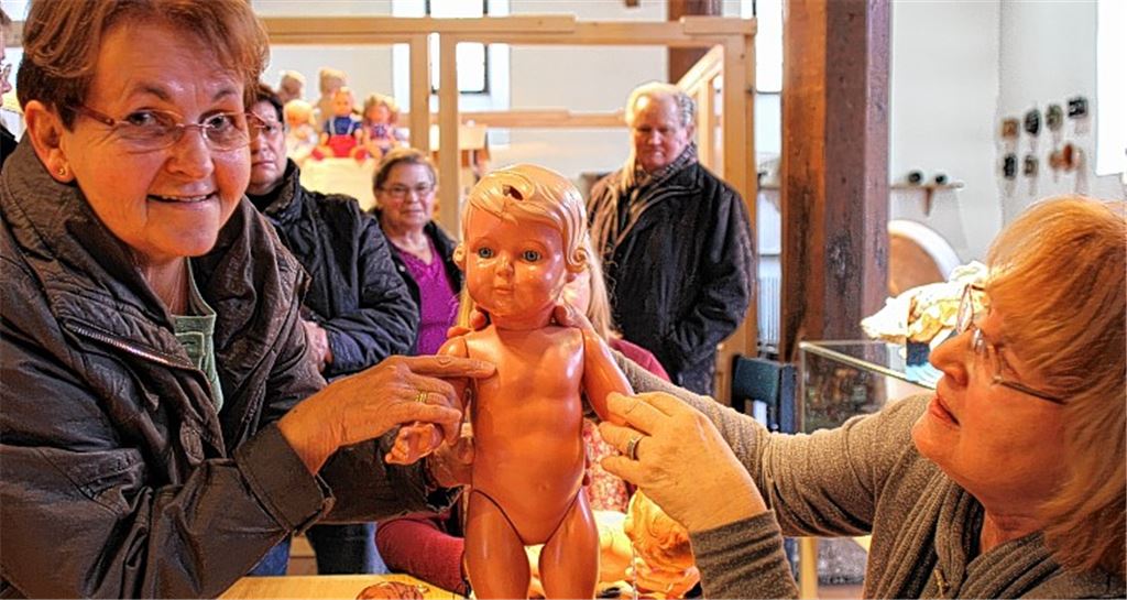 Inge Freiburger (li.) aus Ölbronn hat ihre Puppe zu Puppendoktorin Gerda Hosemann gebracht. Diagnose: Loch im Kopf und verschiedene Risse.