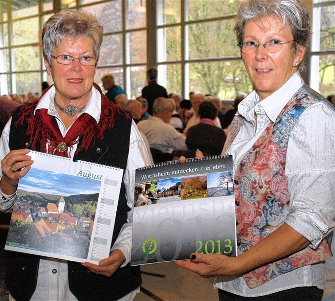 Inge Fröhlingsdorf und Ilse Beuchle (v.li.) stellen den Kalender für 2013 vor.