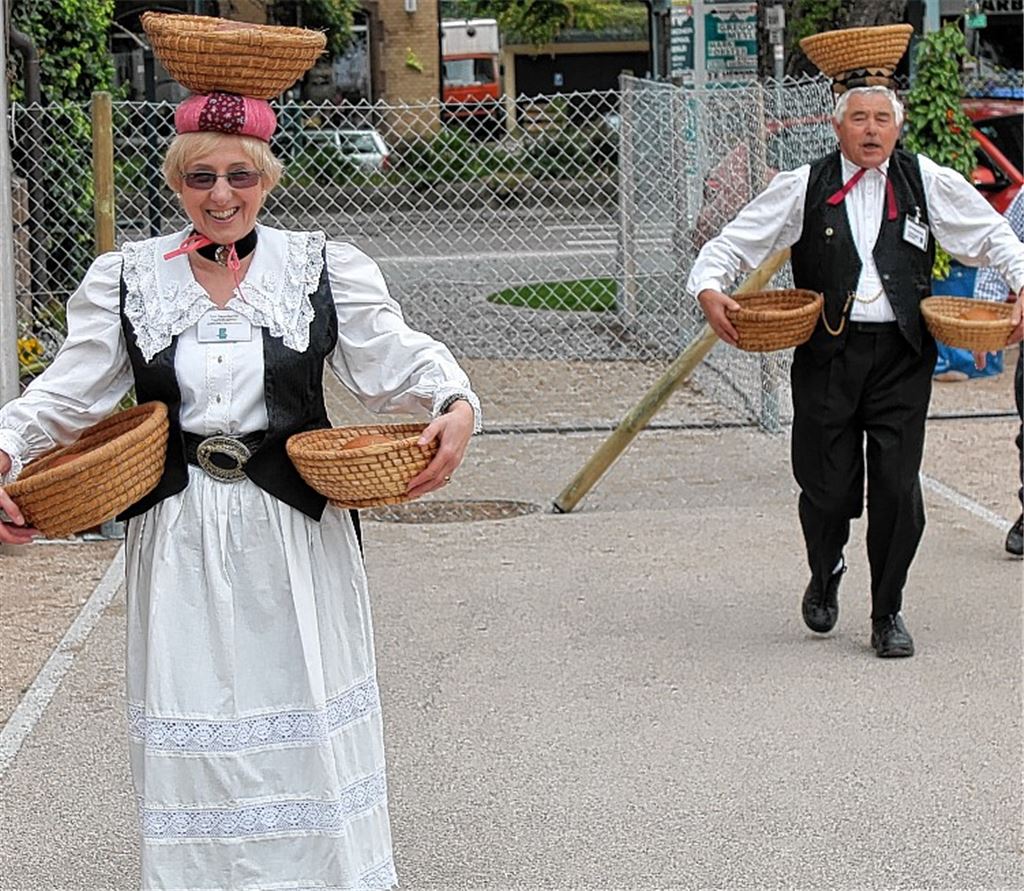 Inge und Dieter Hagenbucher beim Backkorblauf in der Sandbauernkleidung.