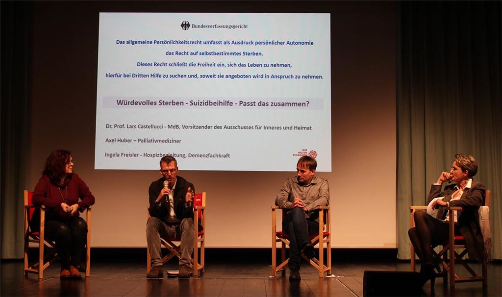 Ingela Freisler (v.li.), Lars Castellucci, Axel Huber und Susanne Kiefner befassen sich mit der Frage, wie würdevolles Sterben und Suizidhilfe in Einklang gebracht werden können. Foto: Gießler