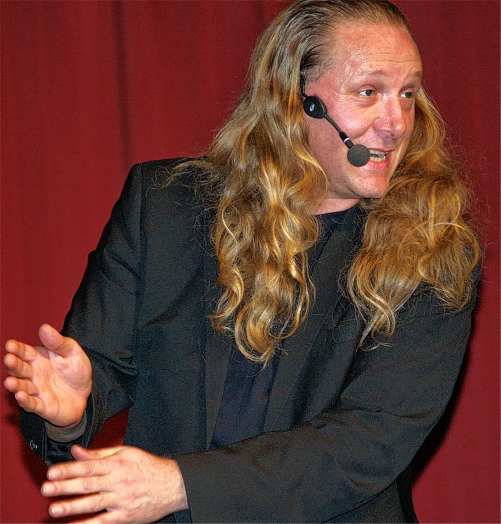 Ingmar von Maybach-Mengede bei seinem Auftritt in der Ötisheimer Erlentalhalle.