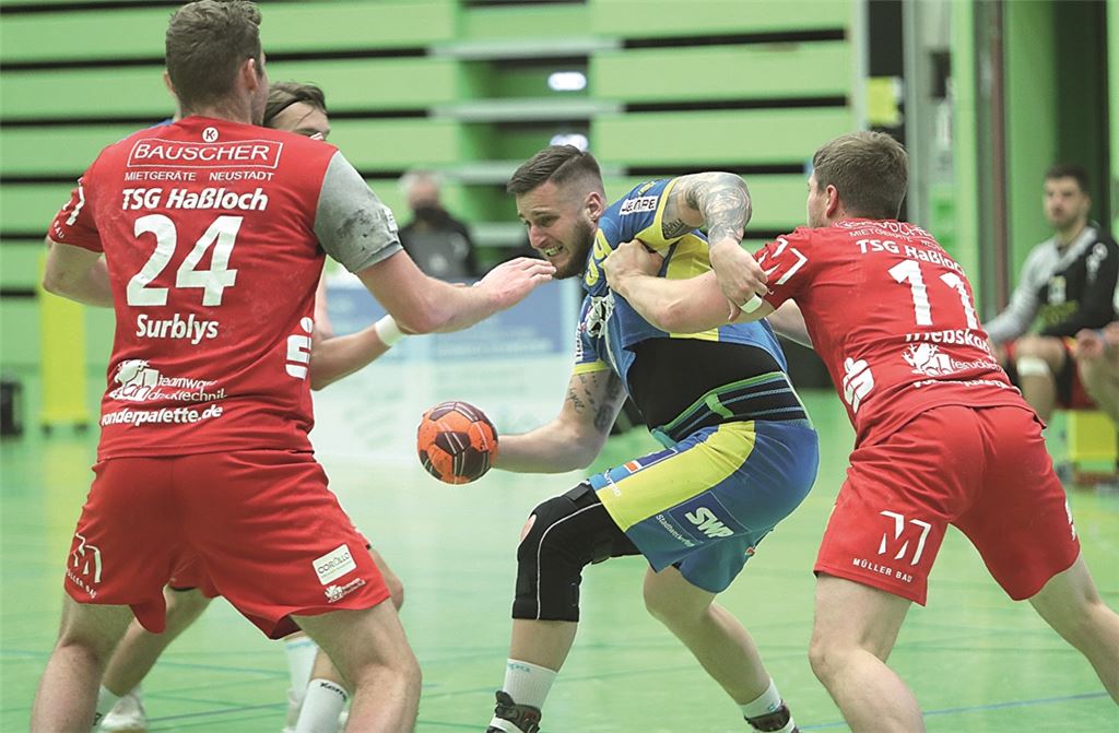 Ingo Catak von der SG Pforzheim/Eutingen versucht sich gegen die Haßlocher Abwehr durchzubeißen. Foto: Rubner