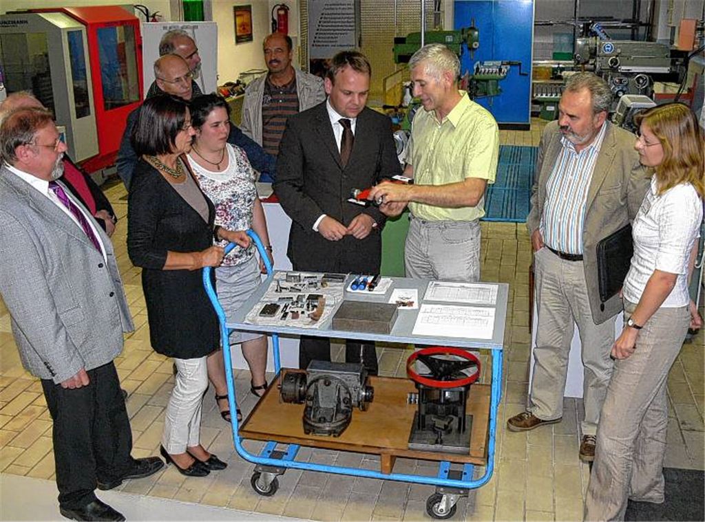 Ingo Rust (4.v.re.) informiert sich über das Gründer- und Innovationszentrum.