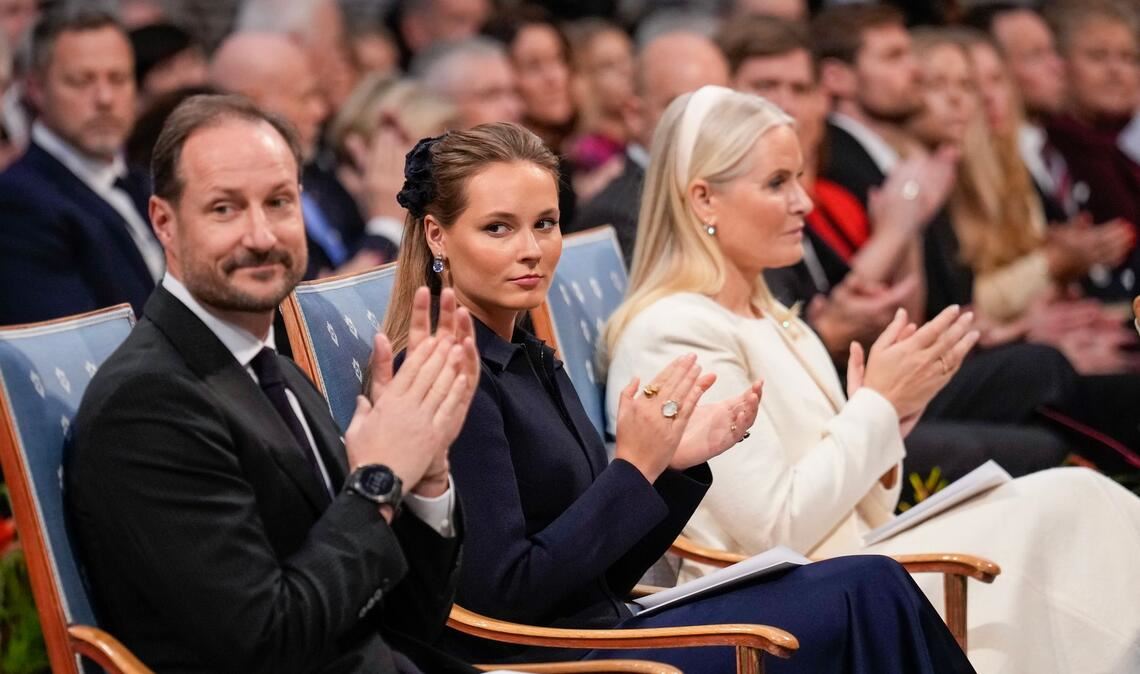 Ingrid Alexandra (Mitte) kehrt nach Hause zurück, um bei ihrer Mutter Mette-Marit (rechts) zu sein. Und sicher auch, um Papa Haakon (links) bei seinen Aufgaben zu unterstützen. (Archivbild)
