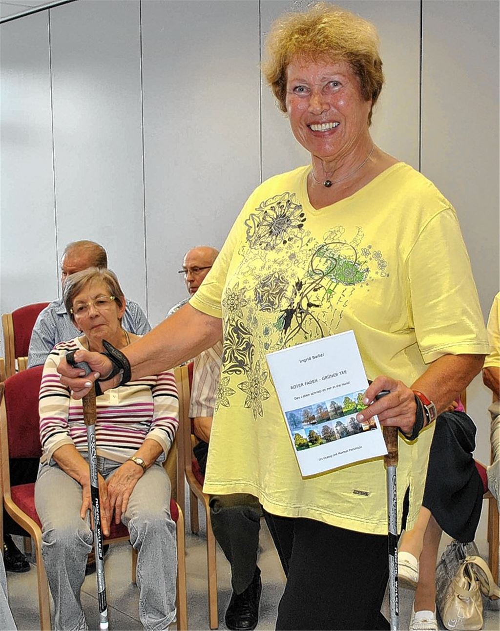 Ingrid Ballier zeigt, wie sich Parkinson-Kranke mit Stöcken helfen können. 