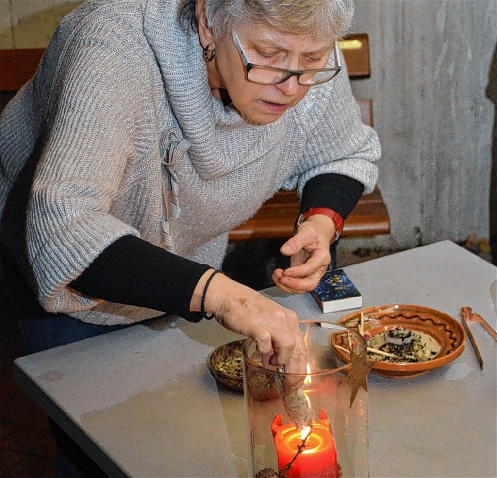 Ingrid Kleiner zeigt, wie eine Kräutermischung auf glimmender Kohle wohltuenden Rauch entwickelt. Zum Abschluss dürfen die Teilnehmerinnen eine eigene Räucherkugel kreierenBischoff-Krappel