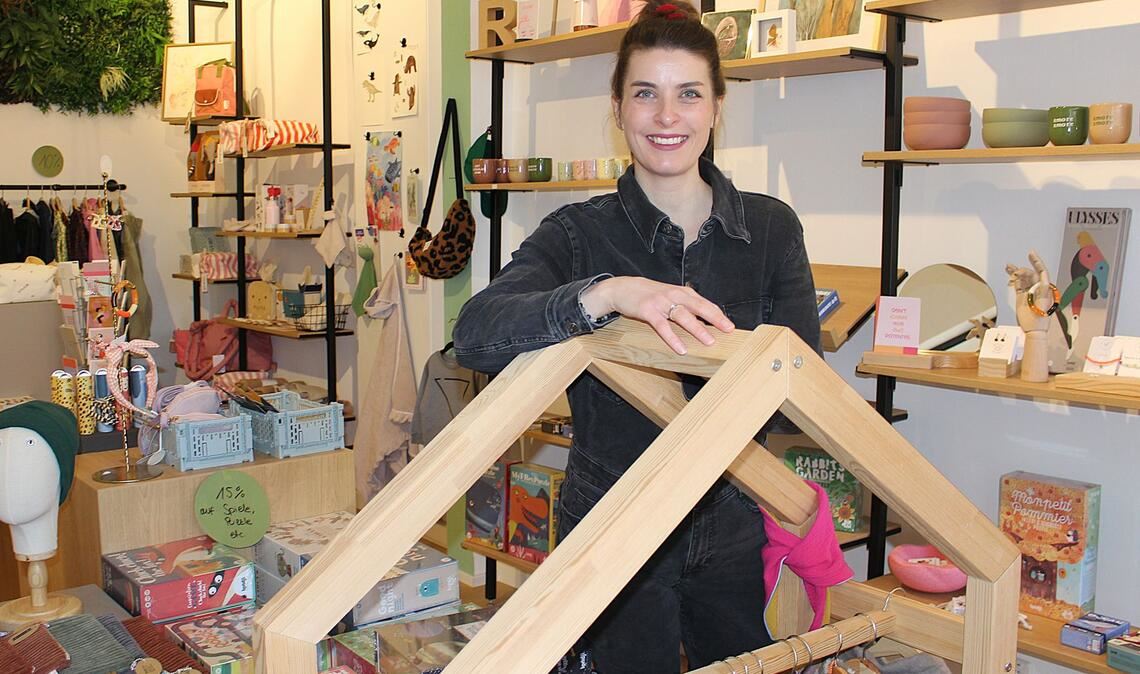 Inhaberin Julia Hezel in ihrem kleinen Laden in Degerloch.