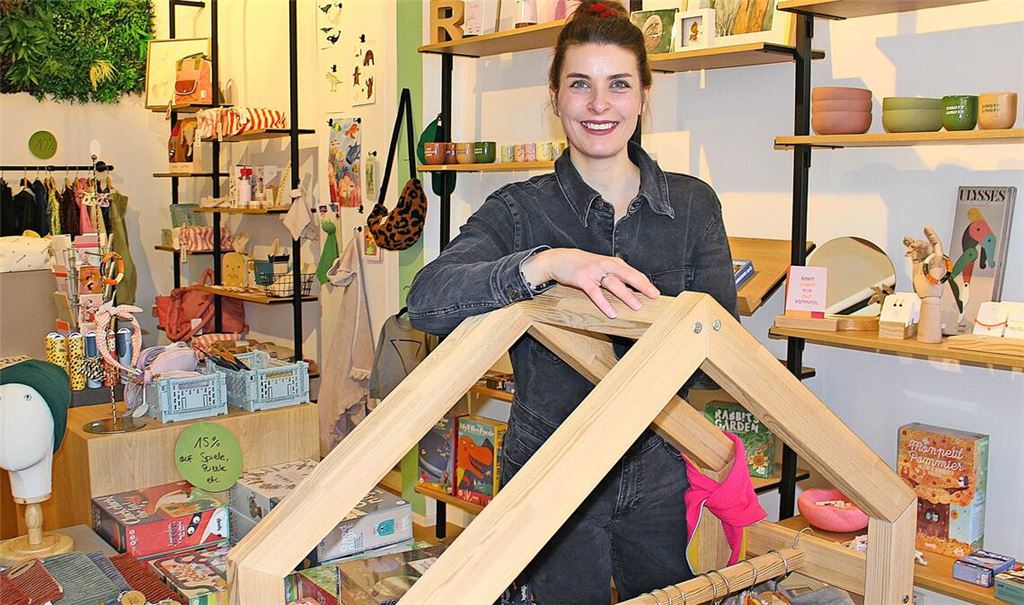 Inhaberin Julia Hezel in ihrem kleinen Laden in Degerloch.