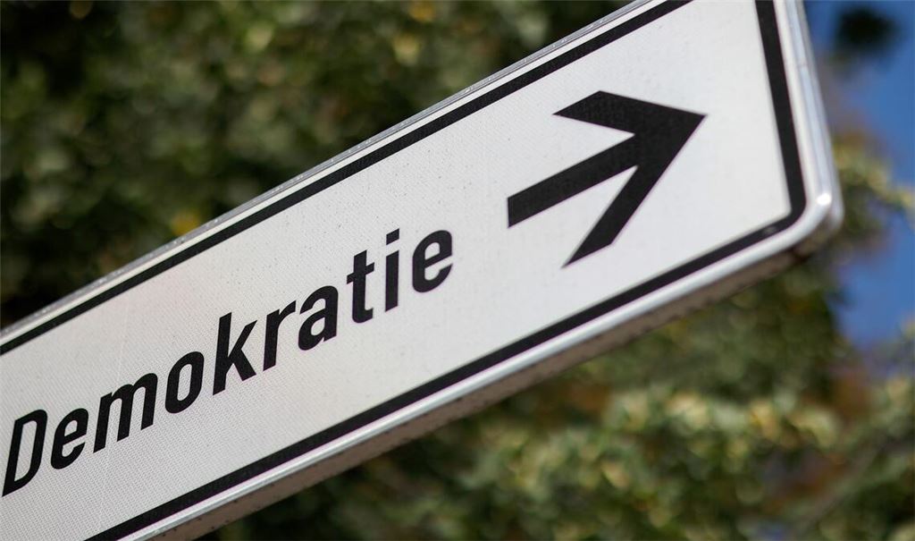 Initiativen der Zivilgesellschaft sehen sich laut einer Analyse der Amadeu Antonio Stiftung systematisch unter Druck gesetzt. (Symbolbild)